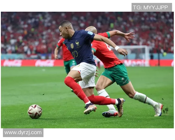 足球场上的明星瞬间展现精彩踢球动作的图片合集 足球场上的明星瞬间展现精彩踢球动作的图片合集